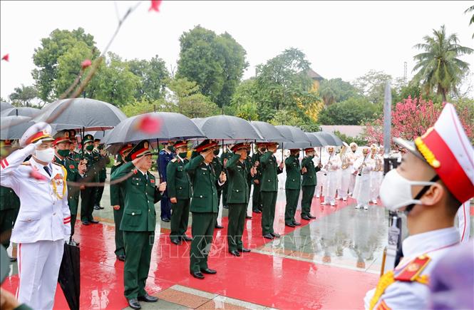 Lãnh đạo Đảng, Nhà nước vào Lăng viếng Chủ tịch Hồ Chí Minh nhân dịp Tết Tân Sửu Đoàn đại biểu Quân uỷ Trung ương và Bộ Quốc phòng tưởng niệm các Anh hùng liệt sĩ. Ảnh: Dương Giang/TTXVN