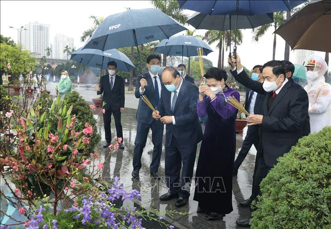 Lãnh đạo Đảng, Nhà nước vào Lăng viếng Chủ tịch Hồ Chí Minh nhân dịp Tết Tân Sửu Thủ tướng Nguyễn Xuân Phúc, Chủ tịch Quốc hội Nguyễn Thị Kim Ngân và Chủ tịch Ủy ban Trung ương MTTQ Việt Nam Trần Thanh Mẫn dâng hương tưởng nhớ các vị tiền bối cách mạng và các Anh hùng, liệt sĩ tại Nghĩa trang Mai Dịch. Ảnh: Văn Điệp/TTXVN