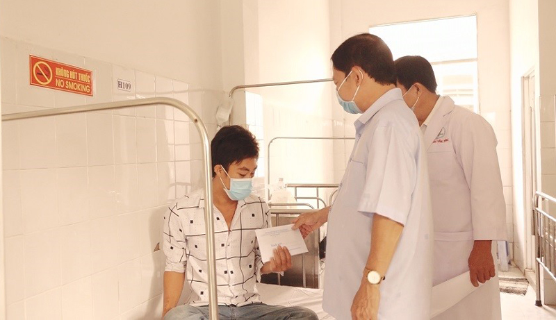 Thăm bệnh nhân điều trị tại Trung tâm Y tế huyện Thăm hỏi, động viên bệnh nhân. Ảnh: Đức Cần.