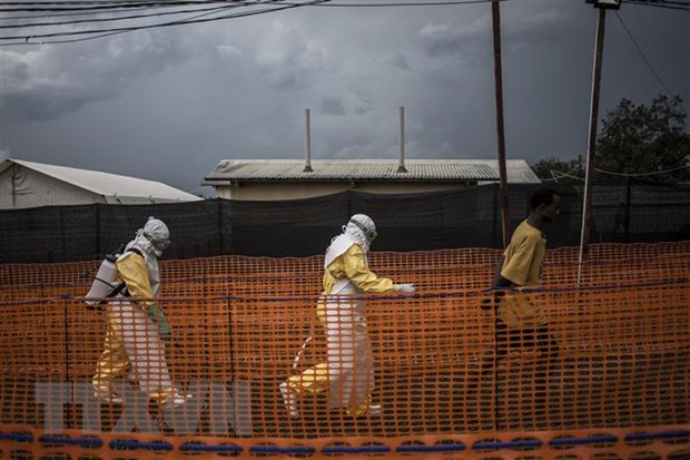 Nhân viên y tế hỗ trợ bệnh nhân nhiễm virus Ebola tại một cơ sở y tế ở Bunia, Cộng hòa Dân chủ Congo ngày 7-11-2018. (Nguồn: AFP/TTXVN)