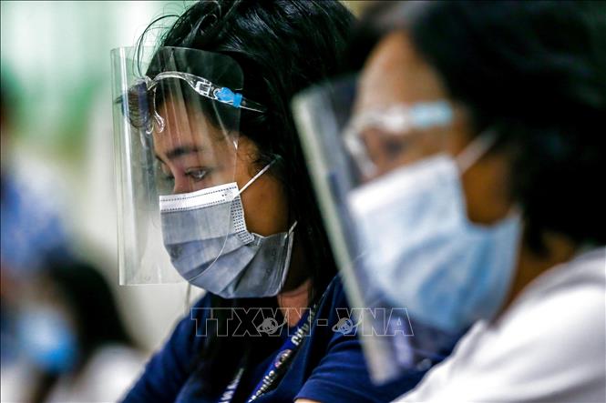 WHO chấp nhận vaccine AstraZeneca, New Zealand phong tỏa Auckland 3 ngày Nhân viên y tế đeo khẩu trang và tấm chắn nhựa phòng lây nhiễm COVID-19 tại Manila, Philippines, ngày 19-1-2021. Ảnh: THX/TTXVN