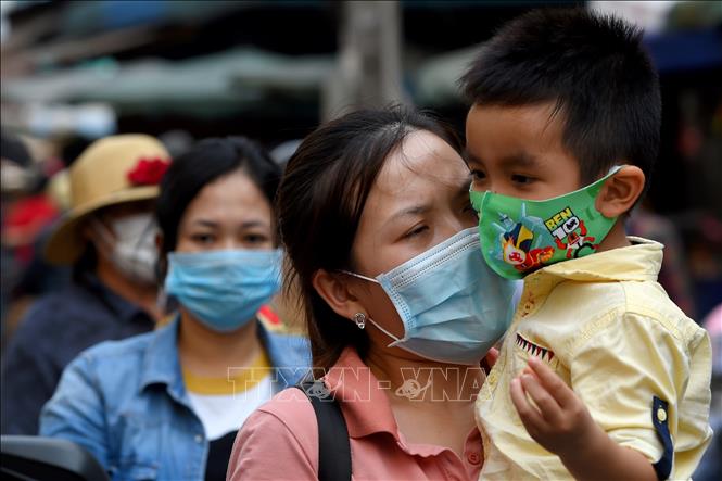 WHO chấp nhận vaccine AstraZeneca, New Zealand phong tỏa Auckland 3 ngày Người dân đeo khẩu trang phòng lây nhiễm COVID-19 tại Phnom Penh, Campuchia. Ảnh: AFP/TTXVN