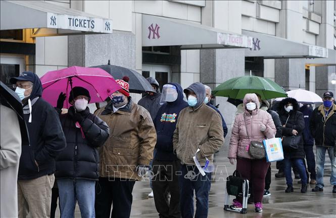 WHO chấp nhận vaccine AstraZeneca, New Zealand phong tỏa Auckland 3 ngày Người dân xếp hàng chờ lấy mẫu xét nghiệm COVID-19 tại New York, Mỹ ngày 5-2-2021. Ảnh: AFP/TTXVN