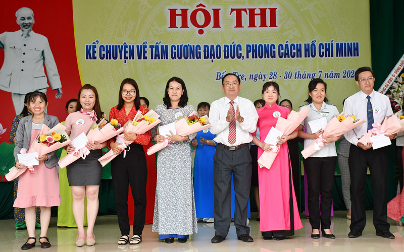 Trao giải cho các thí sinh tại Hội thi kể chuyện về tấm gương đạo đức, phong cách Hồ Chí Minh.