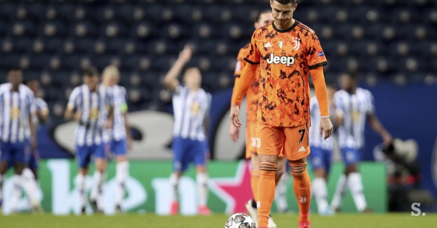 Ronaldo bất lực trong việc cứu Juventus khỏi một trận thua.