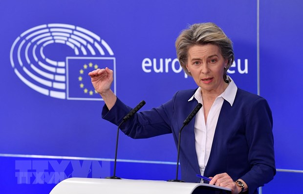 Chủ tịch EC Ursula von der Leyen phát biểu tại cuộc họp báo. (Ảnh: AFP/TTXVN)