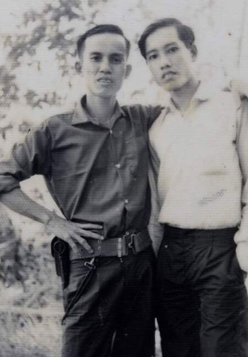 Nhớ chú Hai Nghĩa Chú Hai Nghĩa chụp với ông Năm Chí năm 1971. Ảnh tư liệu