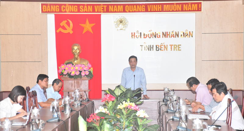 Chánh Văn phòng HĐND tỉnh Nguyễn Văn Chính phát biểu tại cuộc họp.