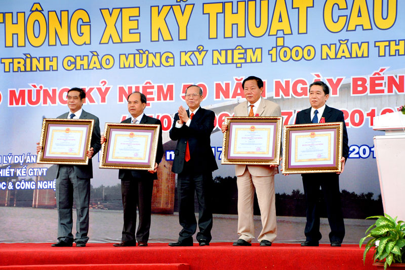 Phó Thủ tướng Trương Vĩnh Trọng trao Huy chuong Lao động hạng Ba cho các lãnh đạo tỉnh năm 2010.