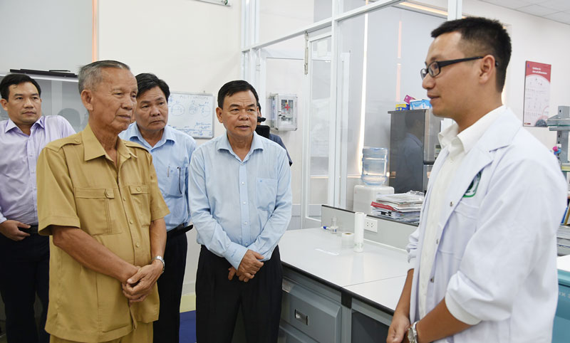Nhớ chú Hai Nghĩa Nguyên phó thủ tướng Chính phủ Trương Vĩnh Trọng cùng đoàn công tác của lãnh đạo tỉnh Bến Tre đến thăm phòng nghiên cứu của Trường Đại học Quốc tế, Đại học Quốc gia TP.Hồ Chí Minh tháng 7-2019. Ảnh: Thanh Đồng