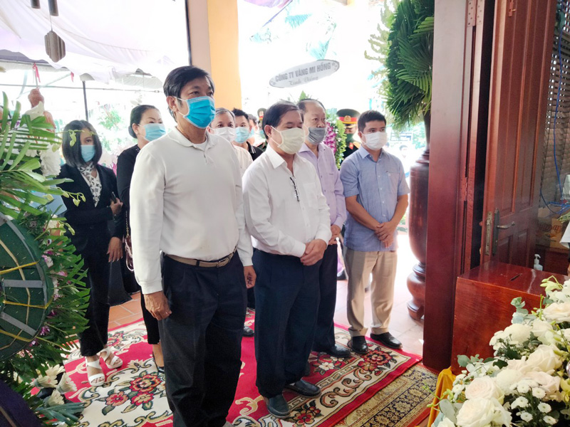 Câu lạc bộ Doanh nhân Bến Tre tại TP. Hồ Chí Minh cùng đại diện Quỹ tấm lòng vàng Bến Tre kính viếng.