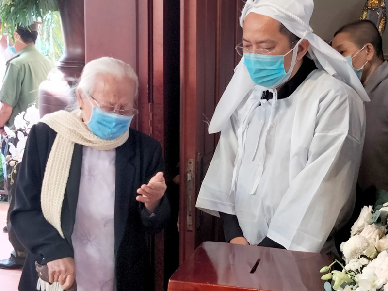 Một cụ bà bật khóc trước linh cửu nguyên Phó thủ tướng Trương Vĩnh Trọng.