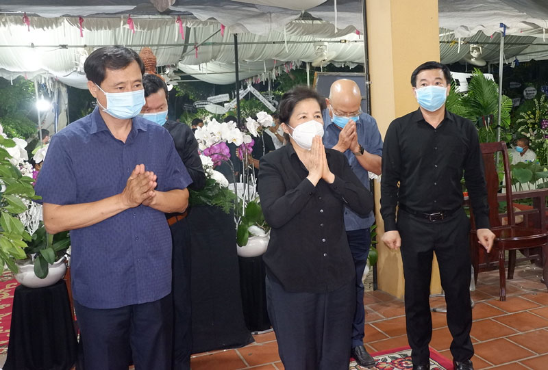 Tổng Giám công ty cổ phần sữa vinamilk Kiều Mai Liên kính viếng.