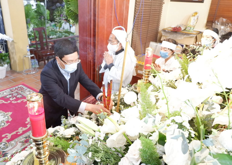 Phó thủ tướng Chính phủ Phạm Bình Minh viếng linh cữu nguyên Phó thủ tướng Chính phủ Trương Vĩnh Trọng.