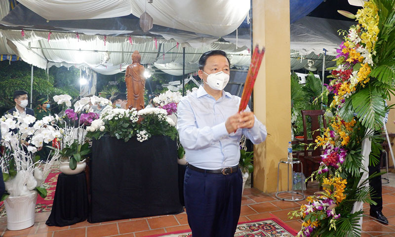 Bộ trưởng Bộ Tài nguyên và Môi trường Trần Hồng Hà kính viếng.