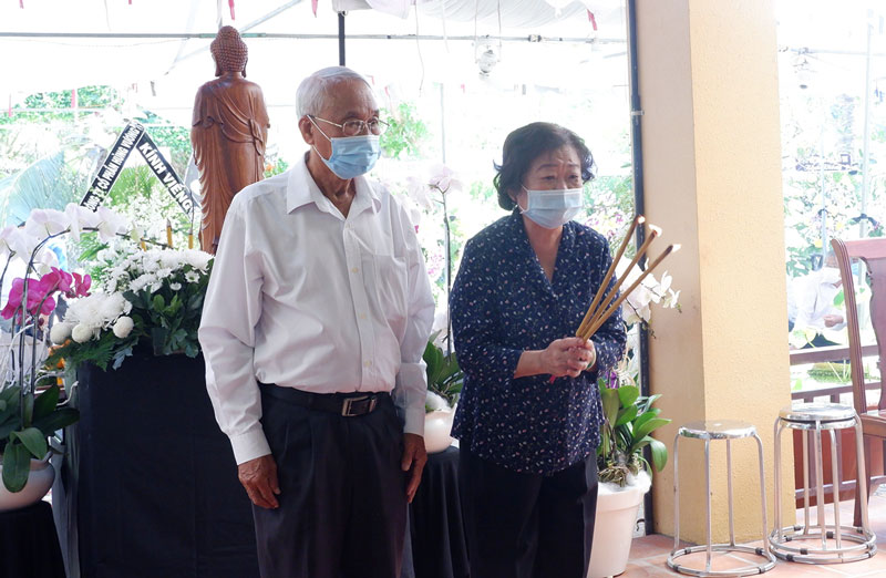 Nguyên Phó chủ tịch nước Trương Mỹ Hoa cùng chồng viếng nguyên Phó thủ tướng Trương Vĩnh Trọng.