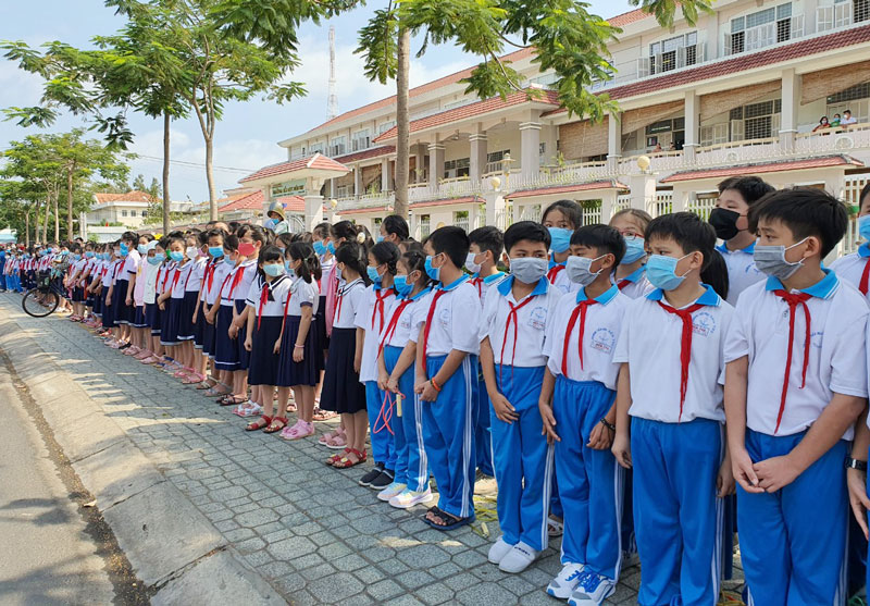 ​Học sinh Trường Tiểu học Bến Tre xếp hàng tiễn đưa linh cữu.