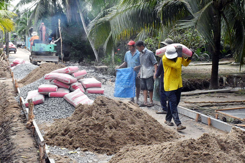 Tiếp tục đưa cán bộ về “nắm” cơ sở Cán bộ được phân công theo dõi, hỗ trợ tích cực vận động kinh phí xây dựng đường giao thông nông thôn cho cơ sở.