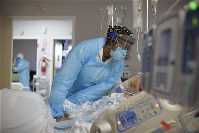  Nhân viên y tế chăm sóc bệnh nhân COVID-19 tại trung tâm y tế ở Houston, Texas, Mỹ. Ảnh: AFP/ TTXVN