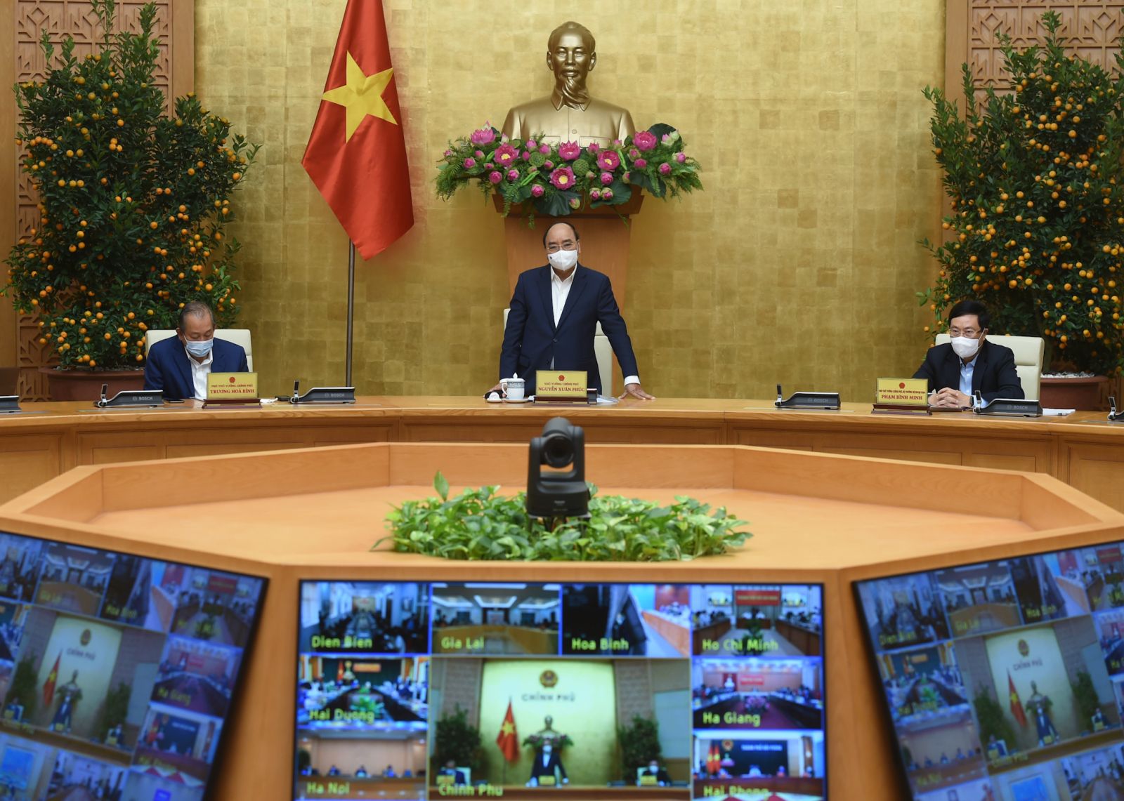 Thủ tướng yêu cầu nhanh chóng tiêm chủng, gỡ ngay ách tắc lưu thông hàng hóa Thủ tướng đánh giá cao nỗ lực của Bộ Y tế thực hiện nghiêm túc yêu cầu của Bộ Chính trị, của Thủ tướng Chính phủ khi gần 117.000 liều vaccine đã về đến Việt Nam để sớm đưa vào tiêm chủng cho người dân. Ảnh: VGP/Quang Hiếu