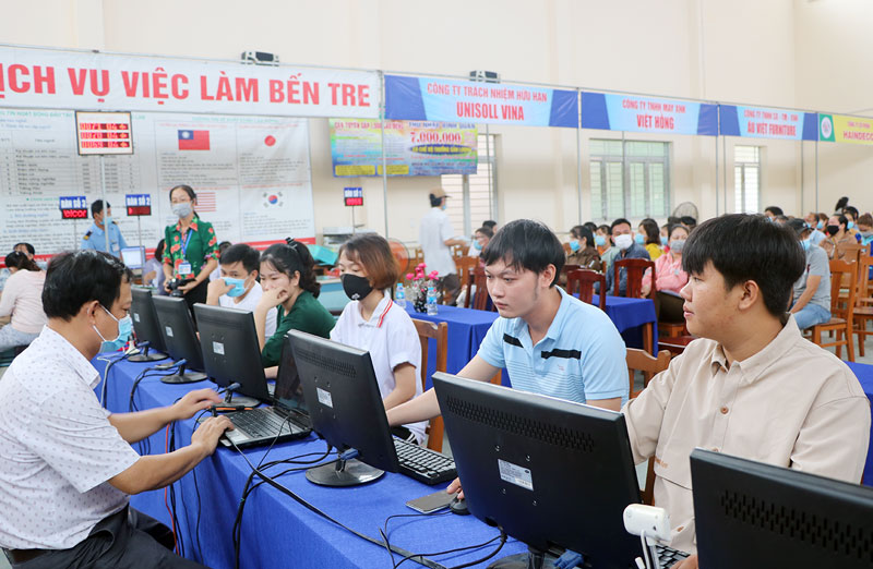 Người lao động dễ dàng tiếp cận hình thức tư vấn, tuyển lao động qua mạng xã hội.