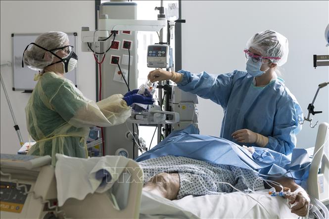 Điều trị cho bệnh nhân COVID-19 tại bệnh viện ở Colmar, Pháp ngày 26-3-2020. Ảnh: AFP/TTXVN