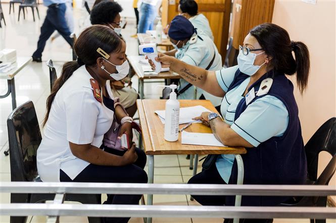 Thế giới trên 2,5 triệu ca tử vong, Hội đồng Bảo an ra nghị quyết vaccine công bằng Nhân viên y tế Nam Phi kiểm tra thân nhiệt trước khi được tiêm vaccine ngừa COVID-19 tại bệnh viện ở Umlazi, phía Nam Durban ngày 18-2-2021. Ảnh: AFP/TTXVN