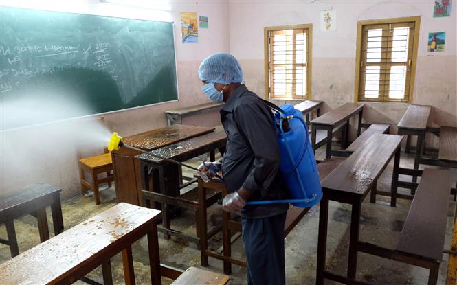 Thế giới trên 2,5 triệu ca tử vong, Hội đồng Bảo an ra nghị quyết vaccine công bằng Phun thuốc khử trùng tại một trường học ở Kolkata, Ấn Độ nhằm ngăn chặn sự lây lan của dịch COVID-19 ngày 24-2-2021. Ảnh: THX/TTXVN