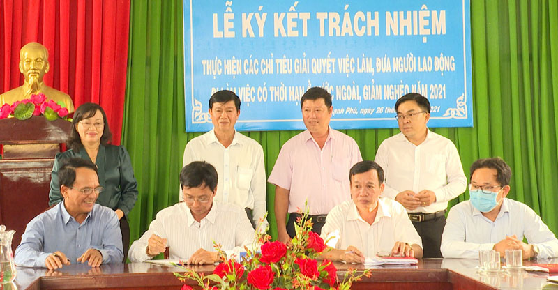 Ký kết thực hiện các nội dung thi đua. Ảnh: Văn Minh