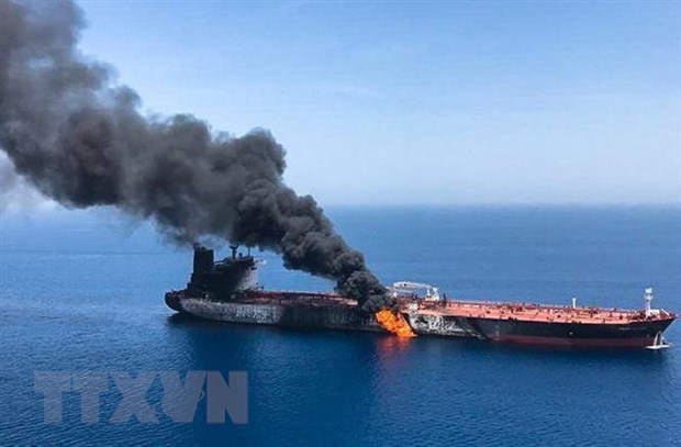 Khói lửa bốc lên sau một vụ nổ trên một con tàu ở Vịnh Oman ngày 13/6/2019. (Ảnh: AFP/TTXVN)