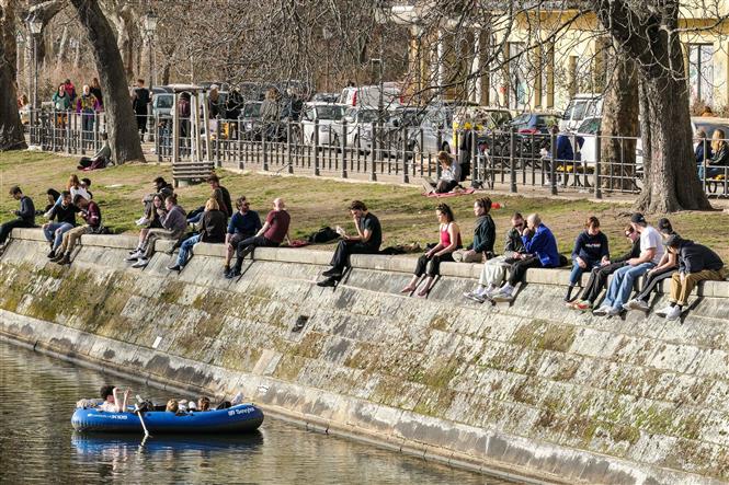 Người dân thư giãn bên dòng kênh Landwehr ở Berlin, Đức trong bối cảnh dịch COVID-19 vẫn diễn biến phức tạp, ngày 24-2-2021. Ảnh: THX/TTXVN