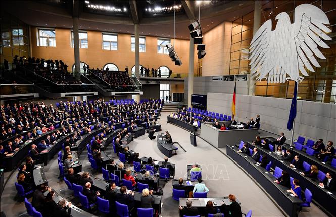 Bộ đôi nữ đầu tiên lãnh đạo chính đảng lớn tại Đức Thủ tướng Đức Angela Merkel và các thành viên nội các tại phiên họp Quốc hội ở Berlin. Ảnh tư liệu: AFP/TTXVN