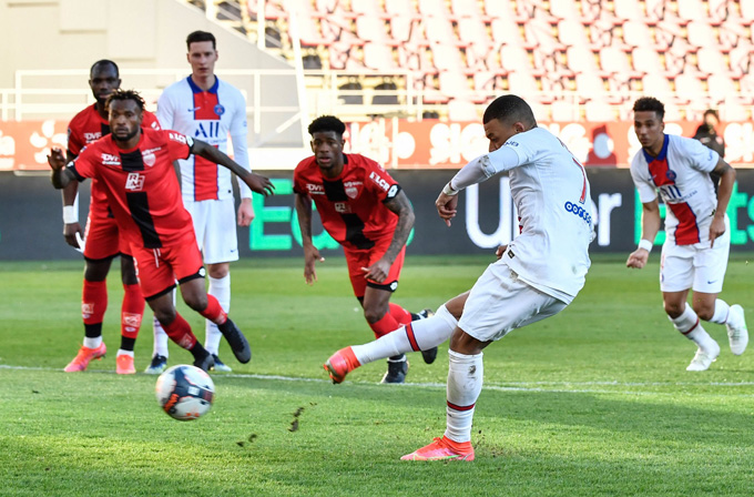 Mbappe nâng tỷ số lên 2-0 trên chấm 11m ở trận Dijon vs PSG