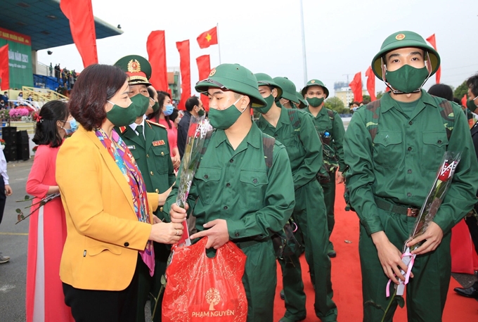 Phó Bí thư Thường trực Thành ủy Hà Nội Nguyễn Thị Tuyến động viên các tân binh huyện Thanh Trì. 