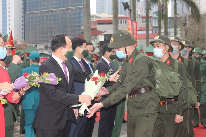 Phó Bí thư Thành ủy, Chủ tịch HĐND TP Hà Nội Nguyễn Ngọc Tuấn tặng hoa, động viên các tân binh quận Ba Đình 