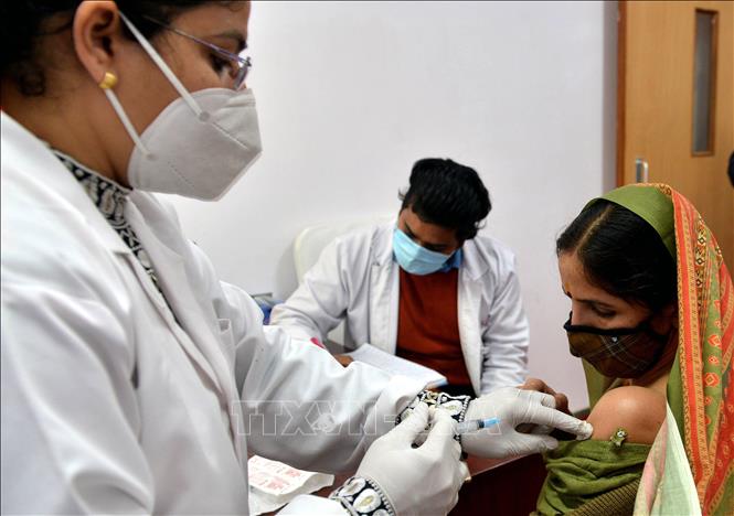 Nhân viên y tế tiêm vaccine phòng COVID-19 cho người dân tại New Delhi, Ấn Độ, ngày 13-2-2021. Ảnh: THX/TTXVN