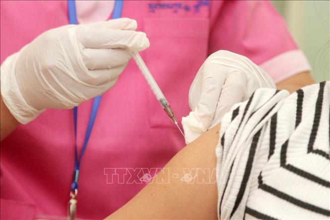 Nhân viên y tế tiêm vaccine phòng COVID-19 cho người dân tại Phnom Penh, Campuchia, ngày 18-2-2021. Ảnh: THX/TTXVN