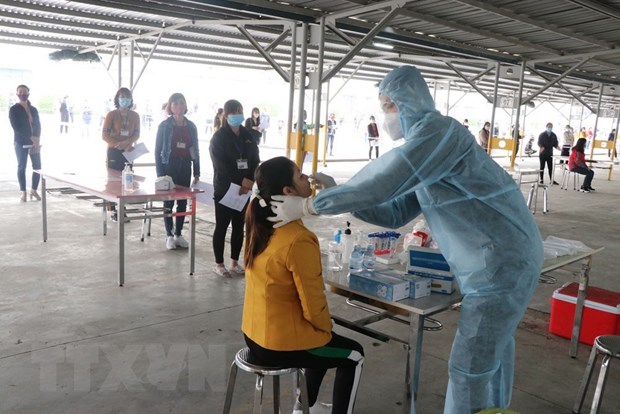 Việt Nam ghi nhận thêm 16 ca mắc mới COVID-19 trong chiều 28-2-2021 Công nhân được lấy mẫu xét nghiệm trước khi đi làm lại. Ảnh: Mạnh Minh/TTXVN