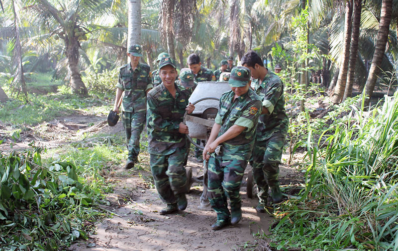 Tuổi trẻ Bộ đội Biên phòng tỉnh chung sức xây dựng nông thôn mới. Ảnh: Biên Cương