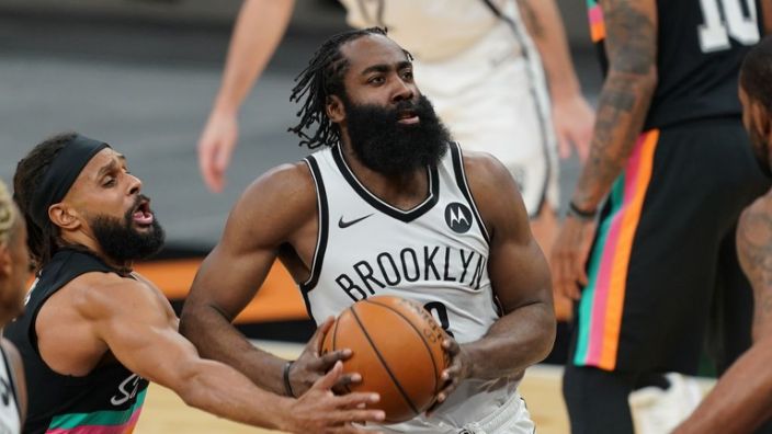 Triple-double của James Harden giải cứu Brooklyn Nets trong hiệp phụ Harden tung ra cú ném 3 điểm kết liễu trận đấu trong hiệp phụ