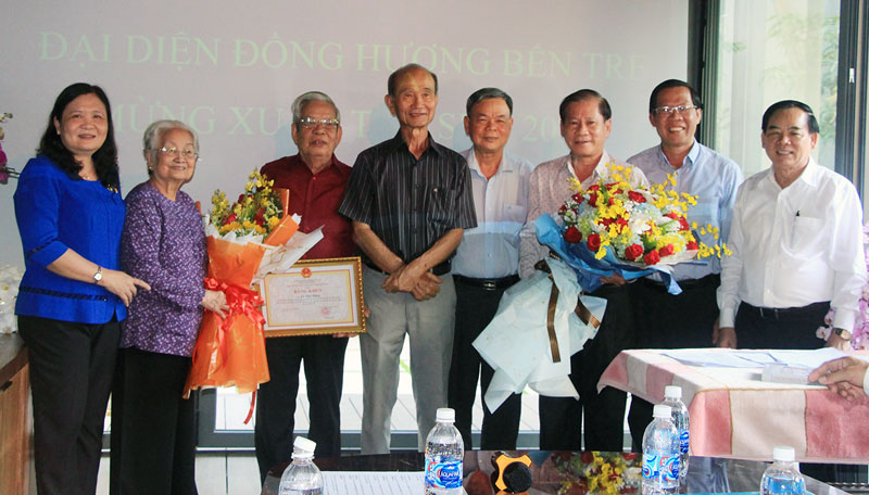 Bí thư Tỉnh ủy Phan Văn Mãi, Chủ tịch UBND tỉnh Trần Ngọc Tam trao quyết định công nhận Ban Liên lạc đồng hương tỉnh Bến Tre tại TP. Hồ Chí Minh.