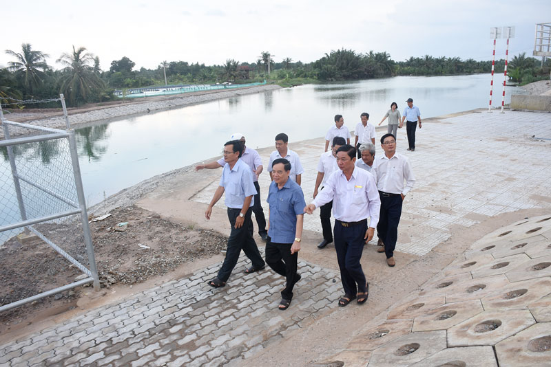 Chủ tịch UBND tỉnh Trần Ngọc Tam khảo sát tiến độ các công trình cống thủy lợi trên địa bàn Thạnh Phú. Ảnh: Cẩm Trúc