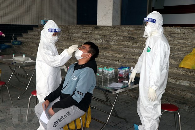 Việt Nam không có thêm ca mắc COVID-19 mới, 6 trường hợp khỏi bệnh Lấy mẫu xét nghiệm SARS-CoV-2. (Ảnh: Mạnh Tú/TTXVN)