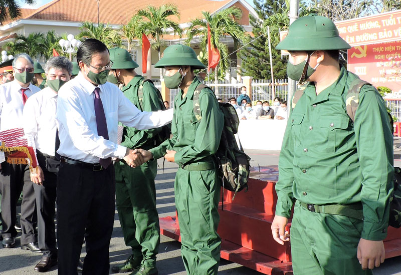 Bí thư Tỉnh ủy Phan Văn Mãi động viên các tân binh trước giờ lên đường nhập ngũ. Ảnh: P. Tuyết