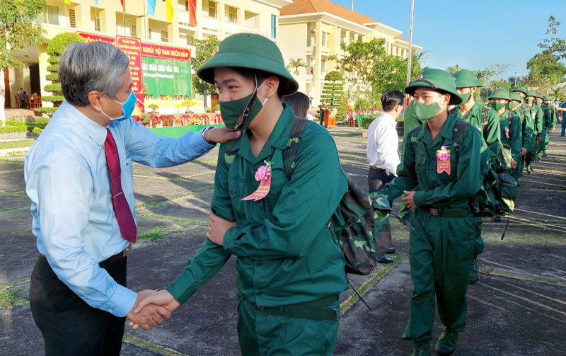 Trưởng Ban Tổ chức Tỉnh ủy Nguyễn Văn Đức động viên tân binh. Ảnh: Phan Hân