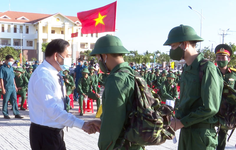 Chủ tịch UBND tỉnh Trần Ngọc Tam động viên tân binh lên đường nhập ngũ. Ảnh: Trọng Ân