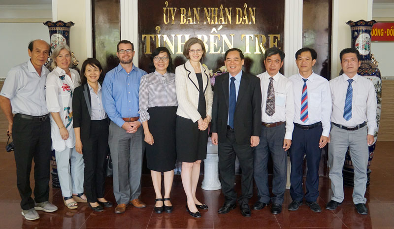 Đoàn công tác Đại sứ quán Canada tại Việt Nam chào xã giao lãnh đạo tỉnh Chủ tịch UBND tỉnh Trần Ngọc Tam (thứ tư, từ phải sang) chụp ảnh lưu niệm cùng đoàn công tác.