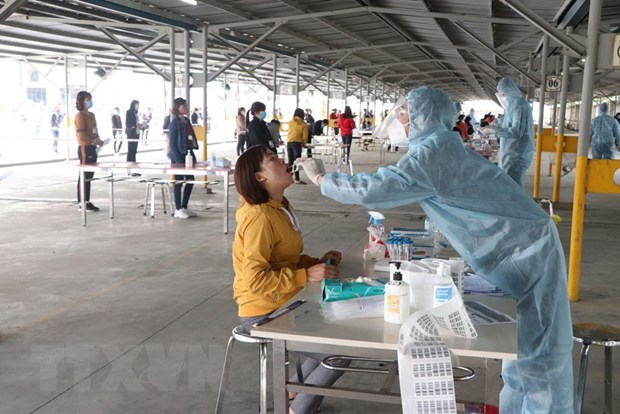 Việt Nam thêm 7 ca mắc mới, trong đó có 5 bệnh nhân ở Hải Dương Nhân viên y tế lấy mẫu xét nghiệm SARS-CoV-2 tại Hải Dương. Ảnh: Mạnh Minh/TTXVN