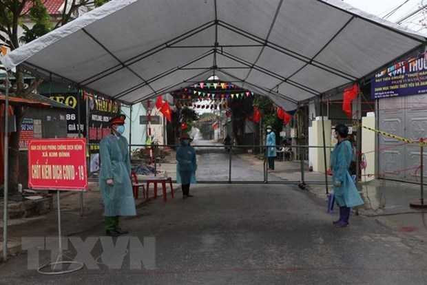 Chốt kiểm soát dịch tại thôn Phù Tải 2, xã Kim Đính, huyện Kim Thành vẫn duy trì 9 thành viên, chia 3 ca túc trực. Ảnh: Mạnh Minh/TTXVN