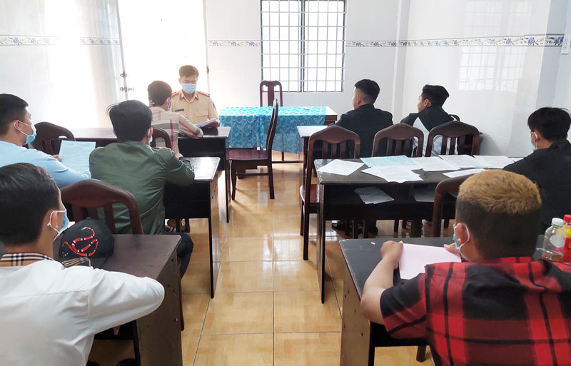 Cảnh sát giao thông làm việc, xử lý vụ đua xe trái phép trên tuyến quốc lộ 60.